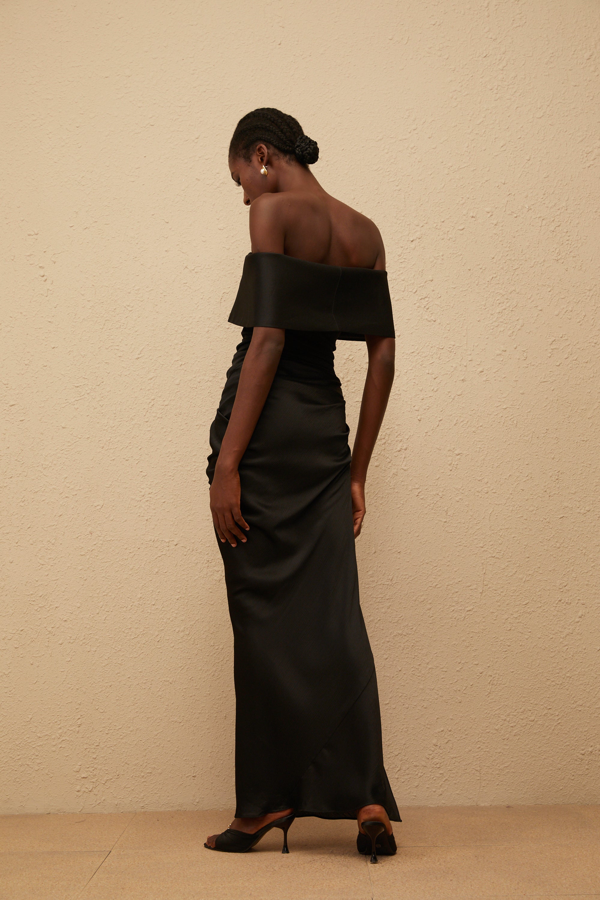 Éther Black Off-Shoulder Satin Maxi Dress