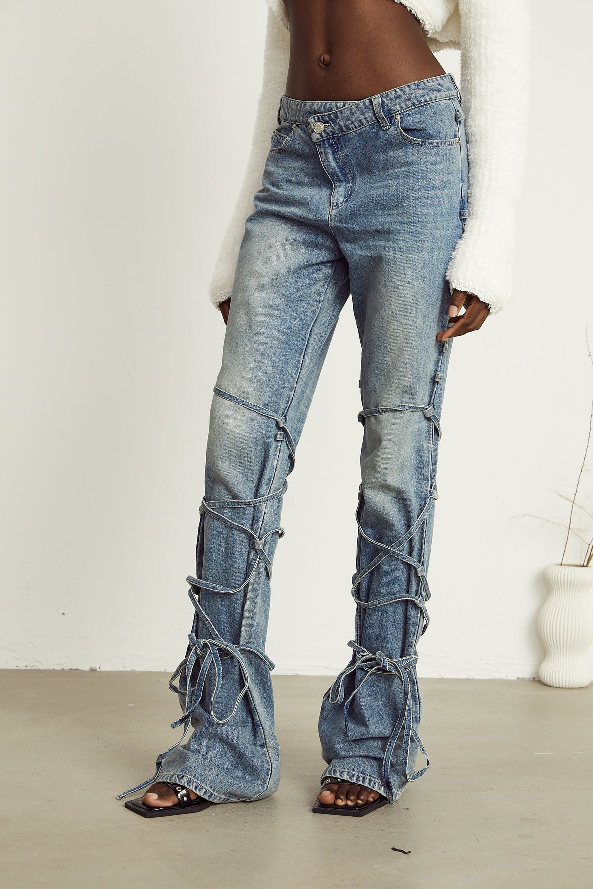 géraldine strap-detail jeans