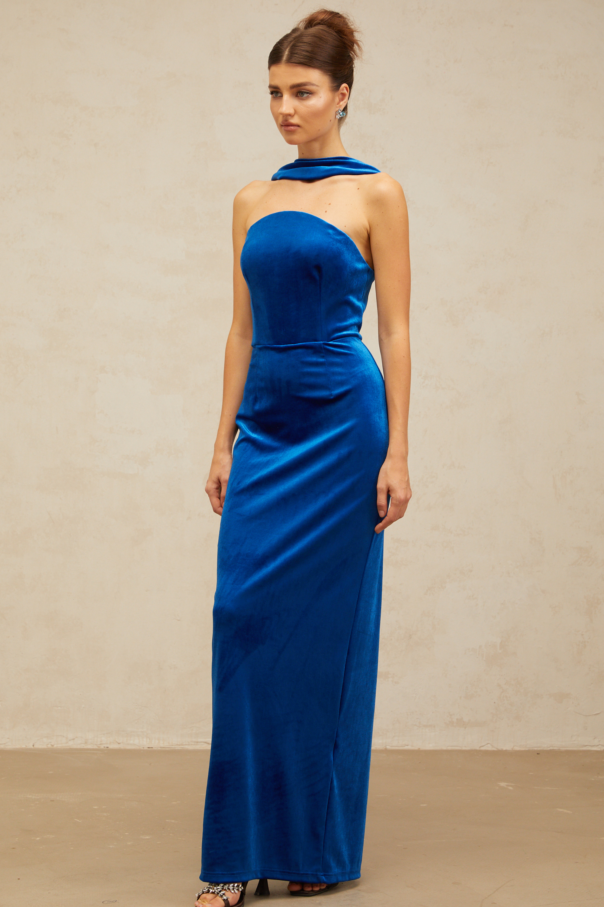 Joséphine blue fitted velvet maxi dress
