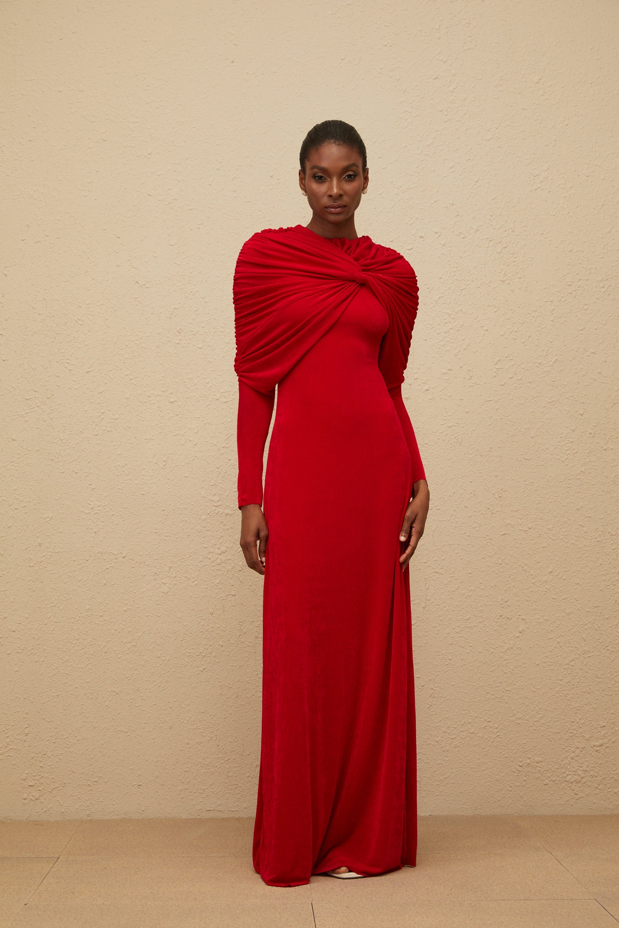 Moderne Red Cape-Design Ruched Maxi Dress