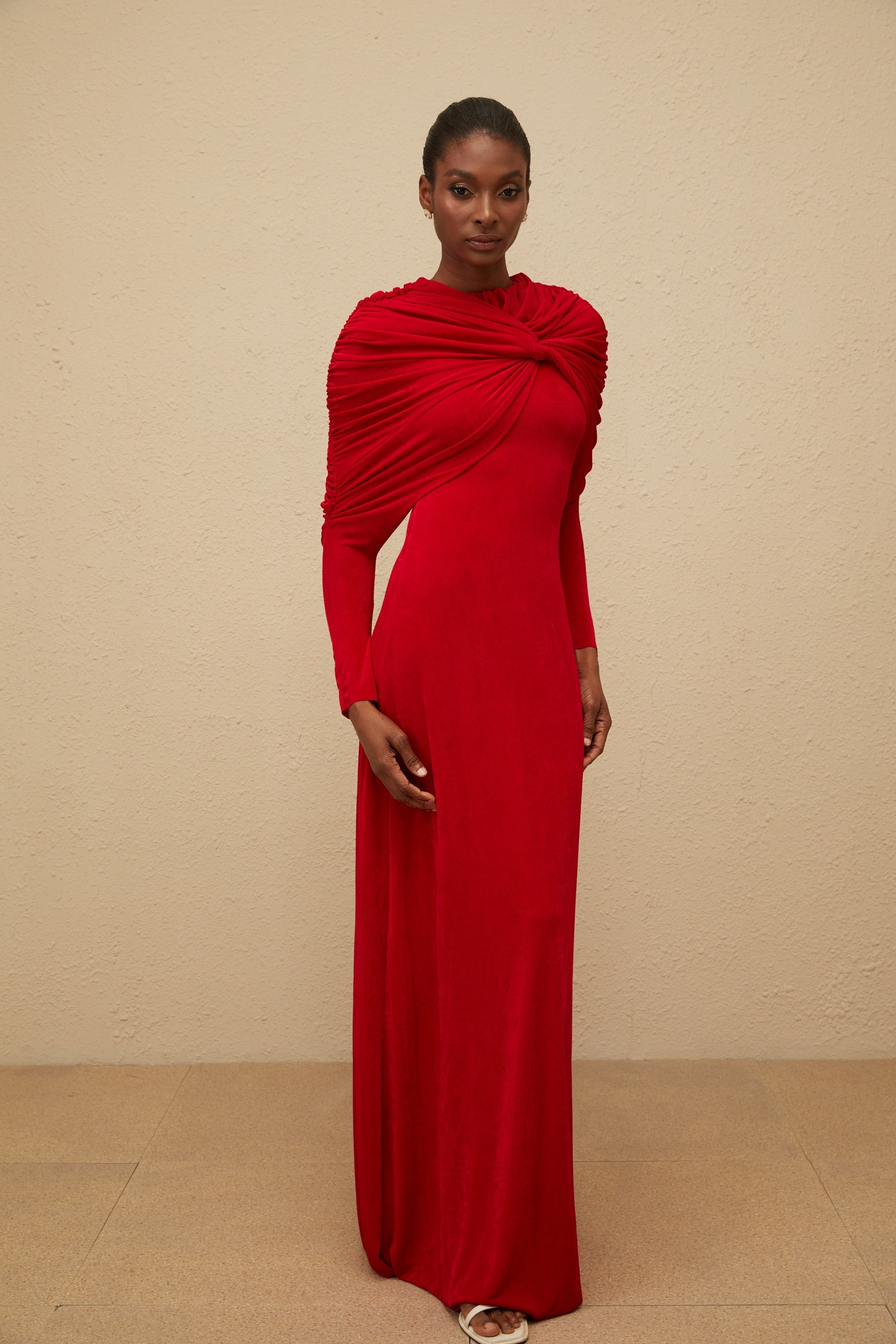 Moderne Red Cape-Design Ruched Maxi Dress