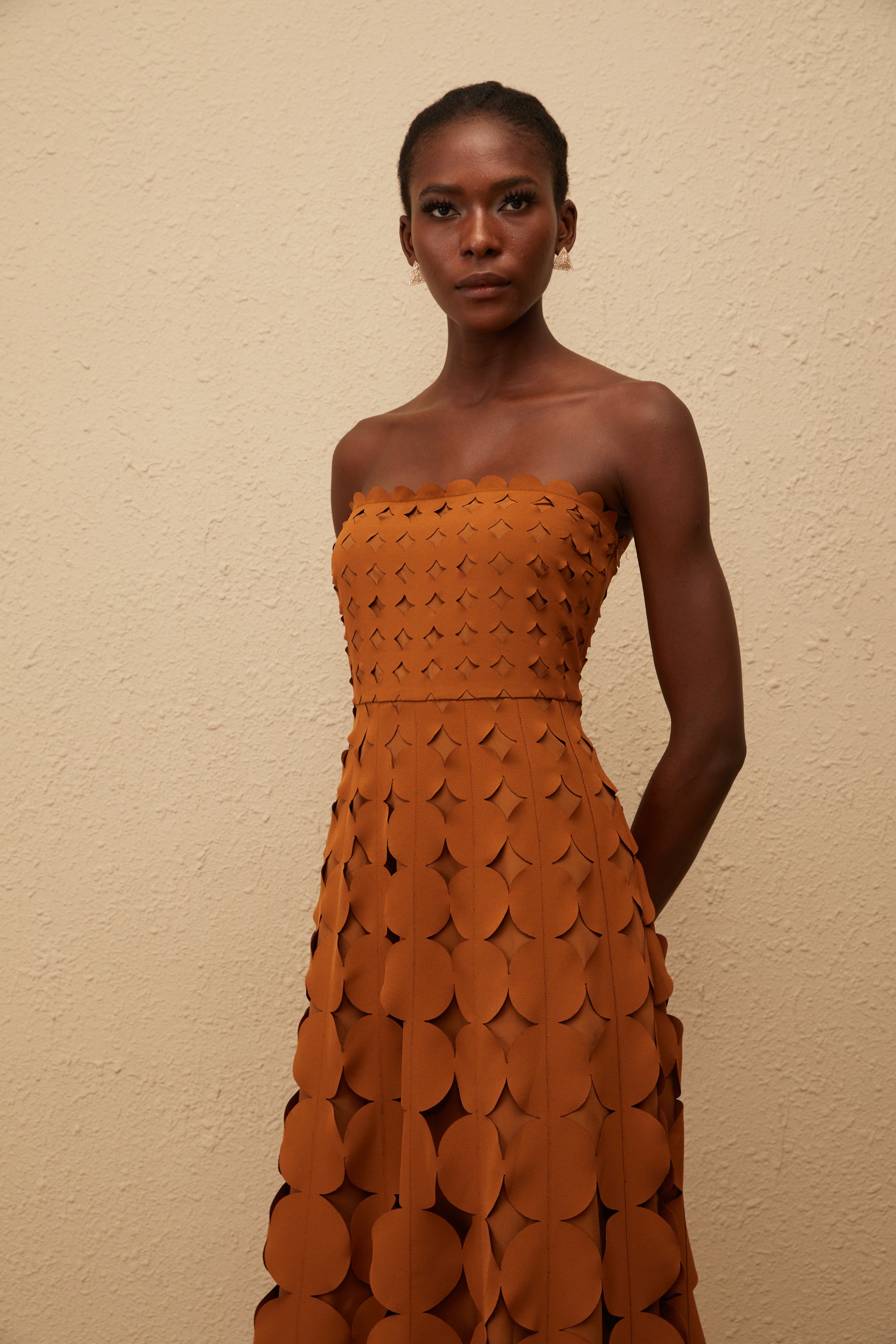 Daphné Brown Off Shoulder Scalloped Midi Dress