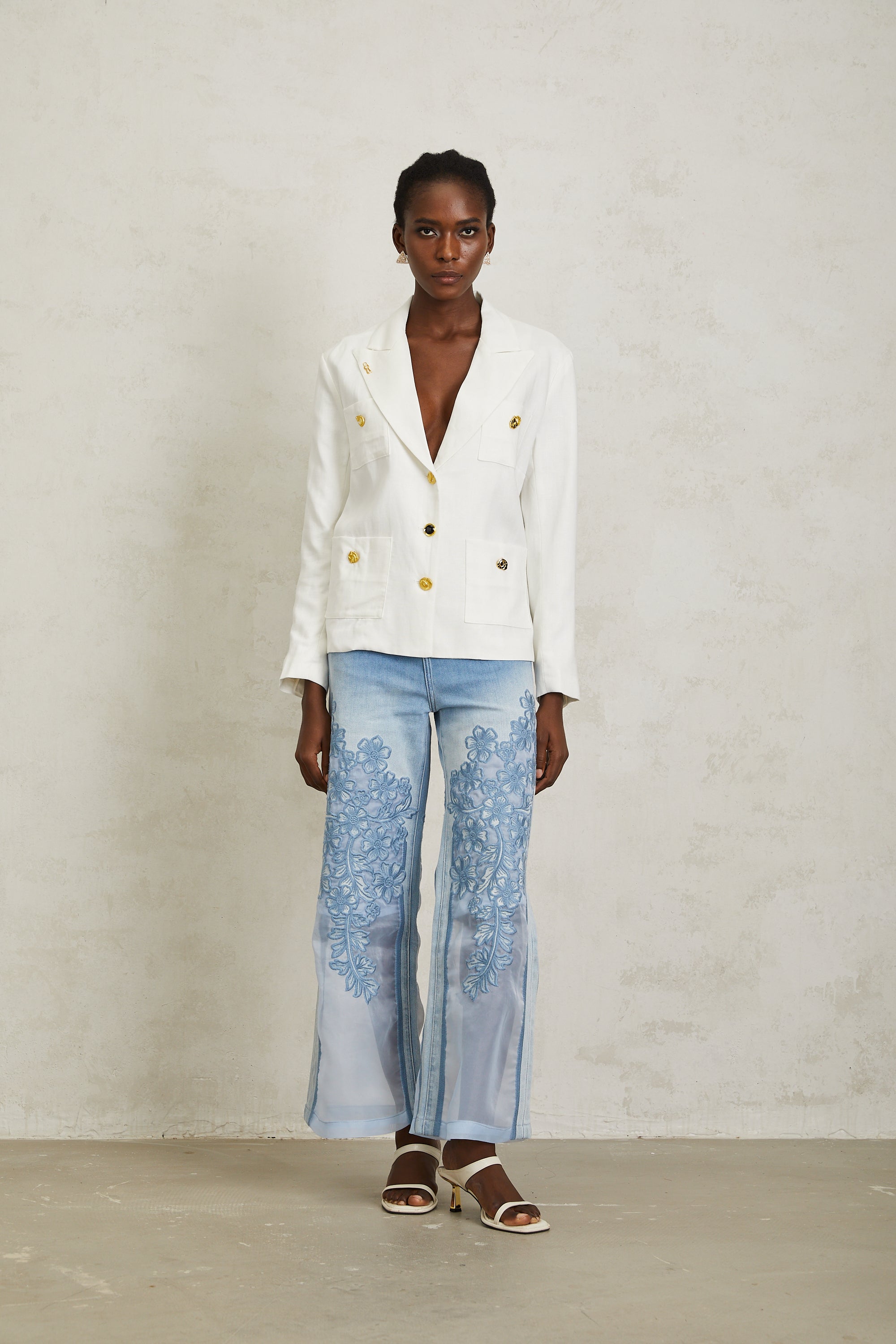 Éliane White Decorative Button Linen Blazer
