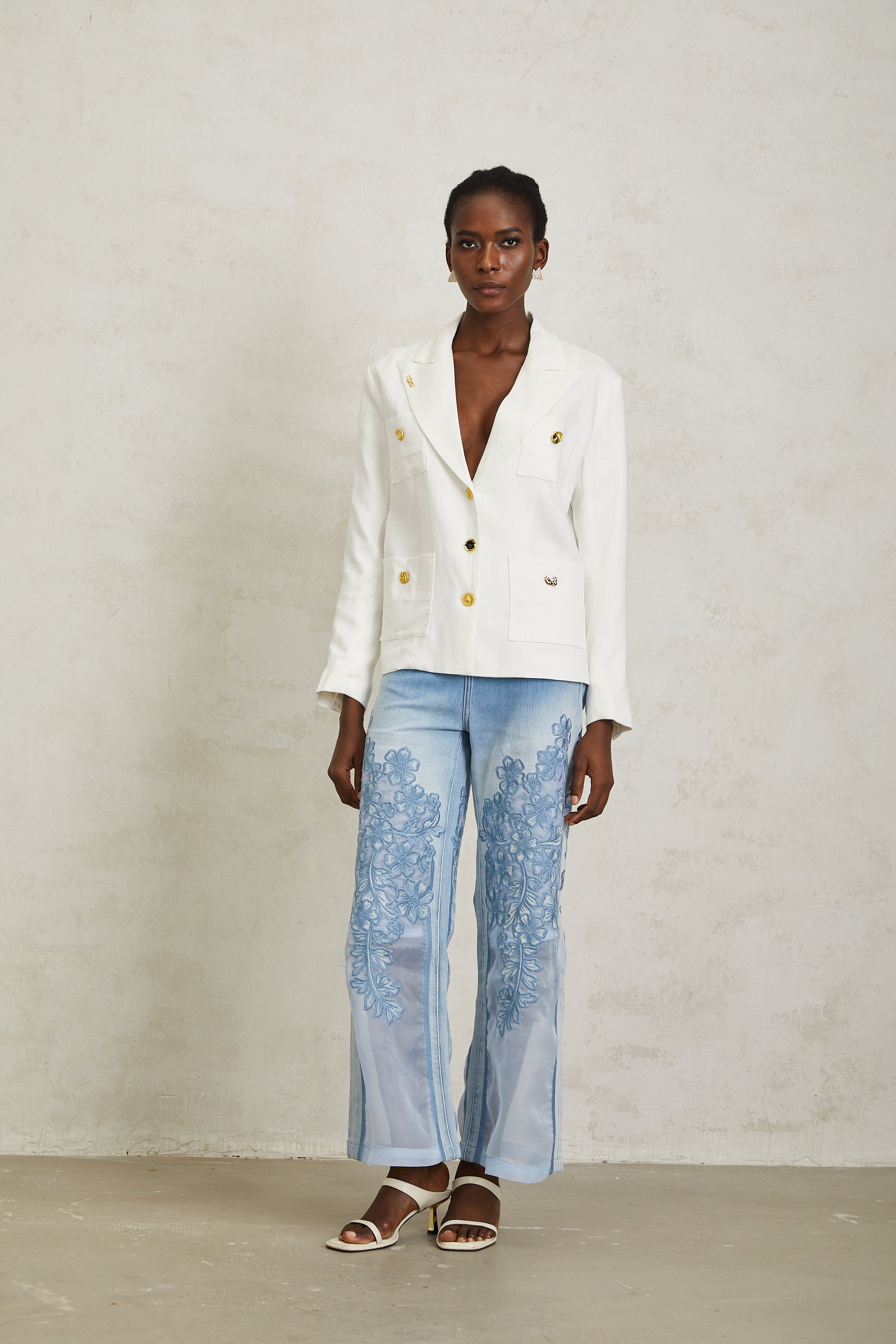 Éliane White Decorative Button Linen Blazer