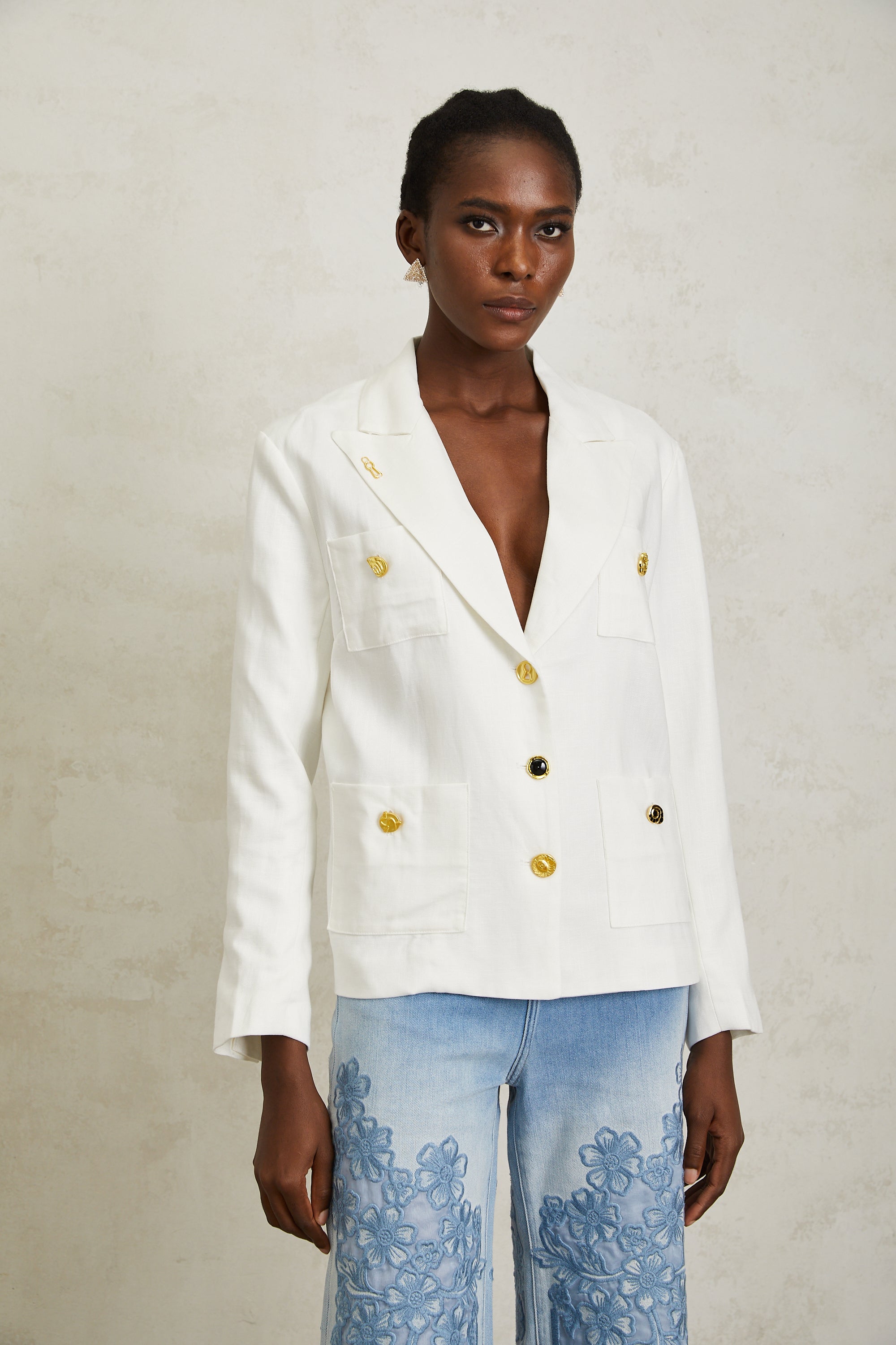 Éliane White Decorative Button Linen Blazer