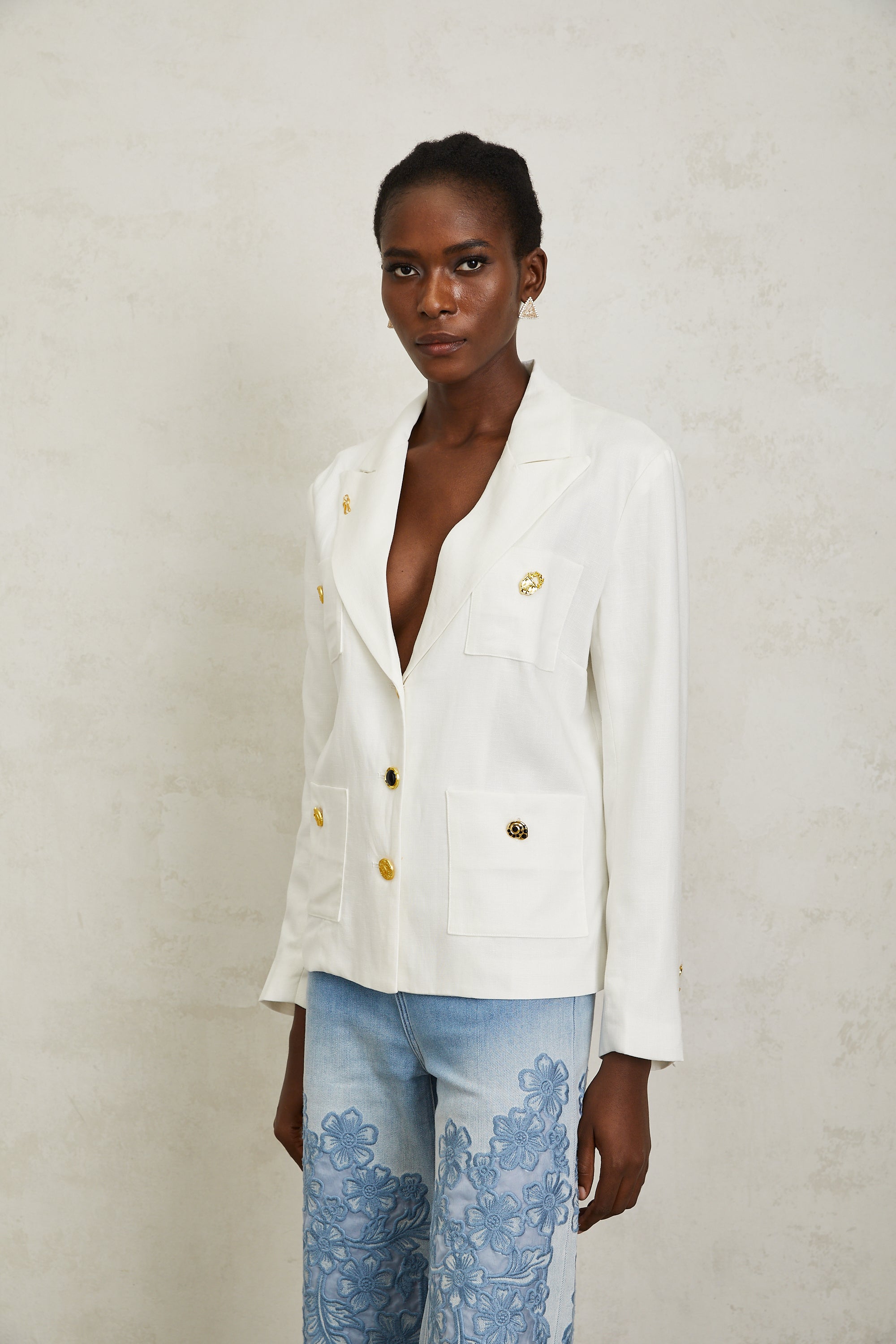 Éliane White Decorative Button Linen Blazer