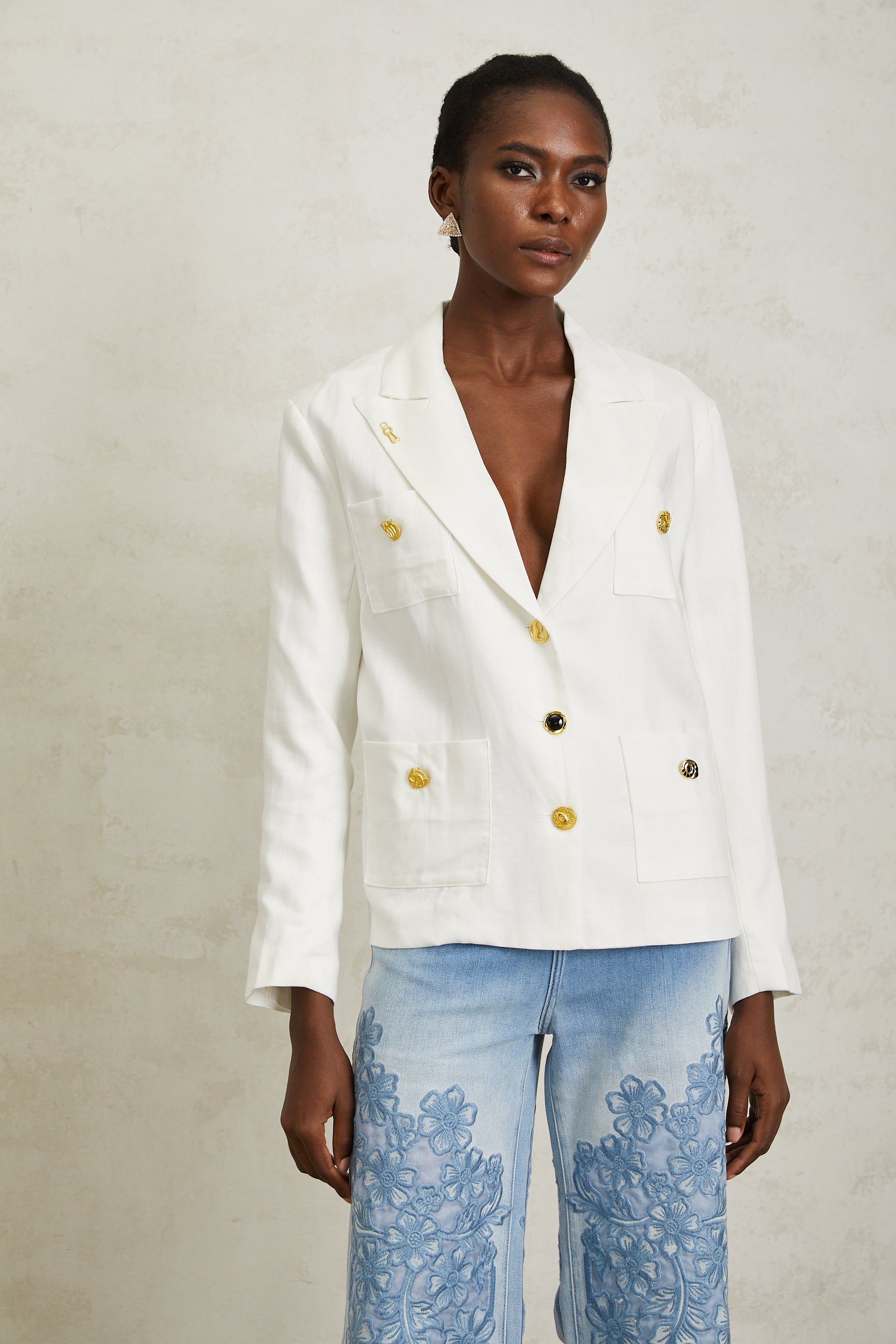 Éliane White Decorative Button Linen Blazer