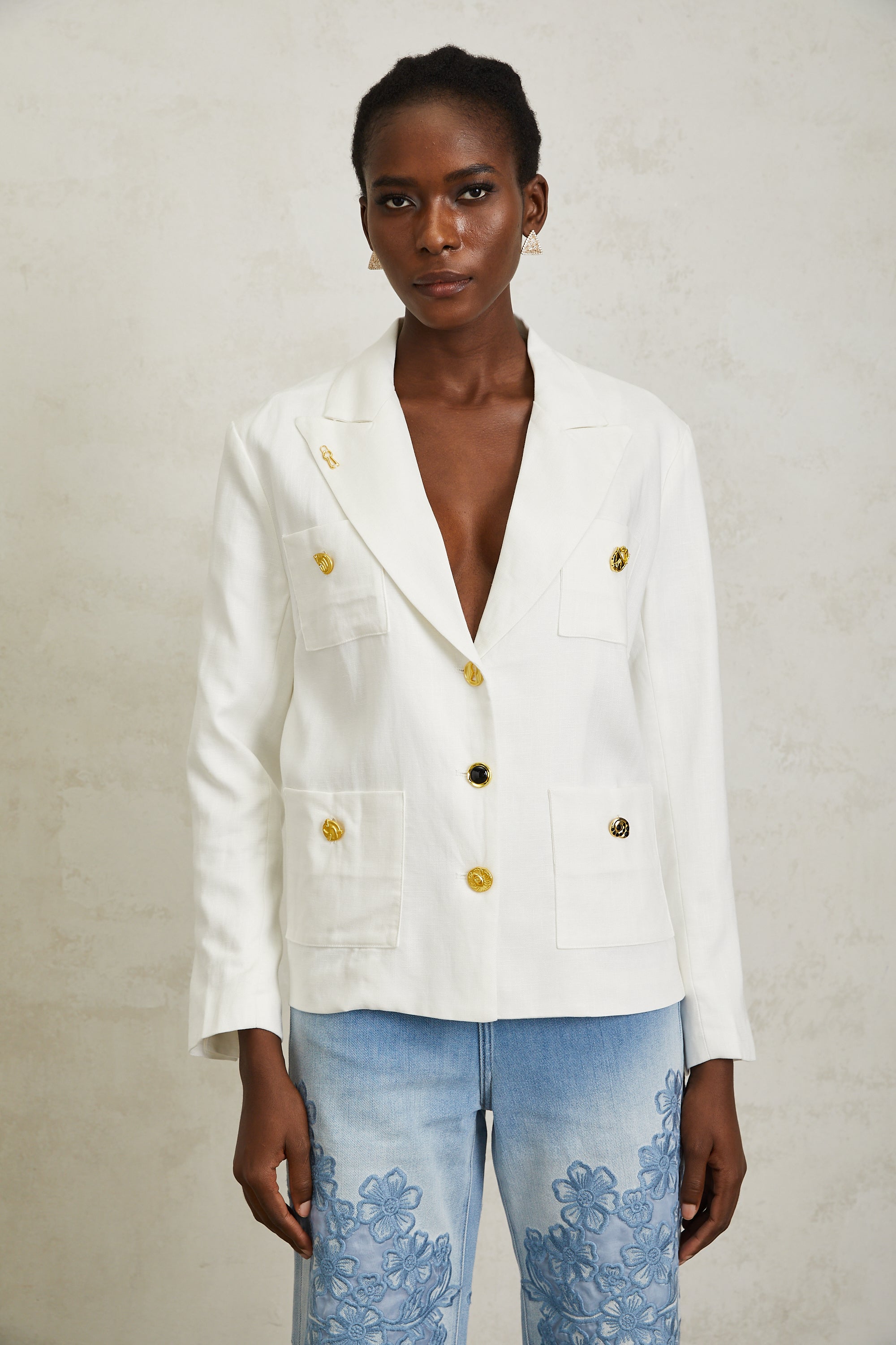 Éliane White Decorative Button Linen Blazer
