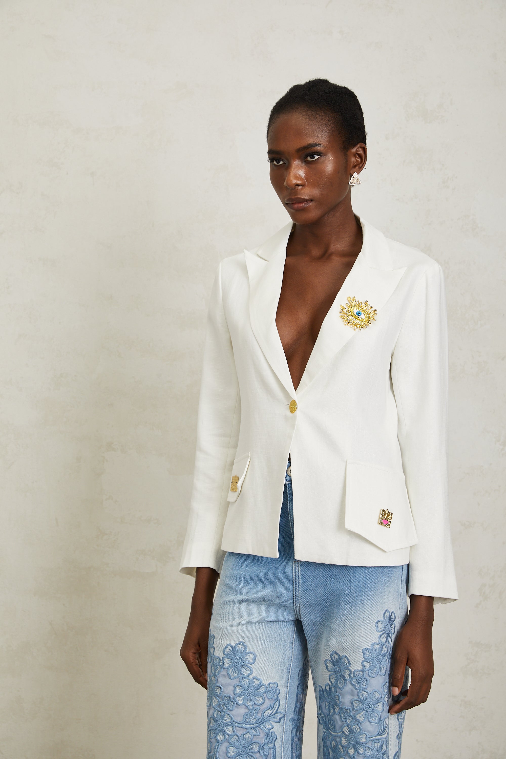 Donatienne White Brooch Detail Linen Blazer