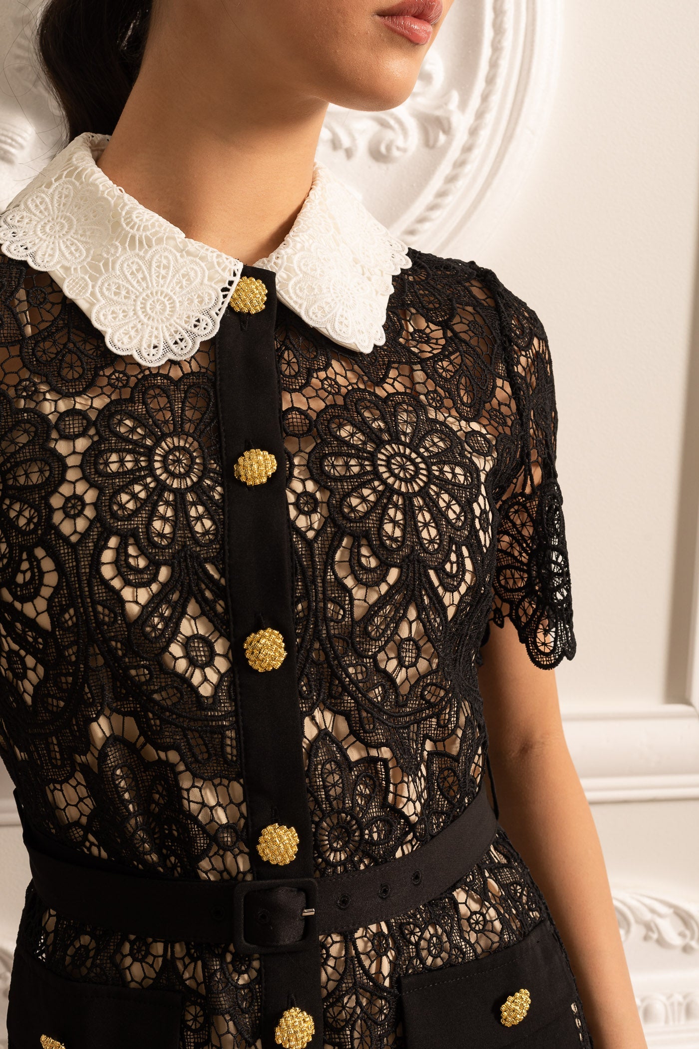 Floral Pattern Lace Dress With Short Sleeves And Contrasting Collar - Black