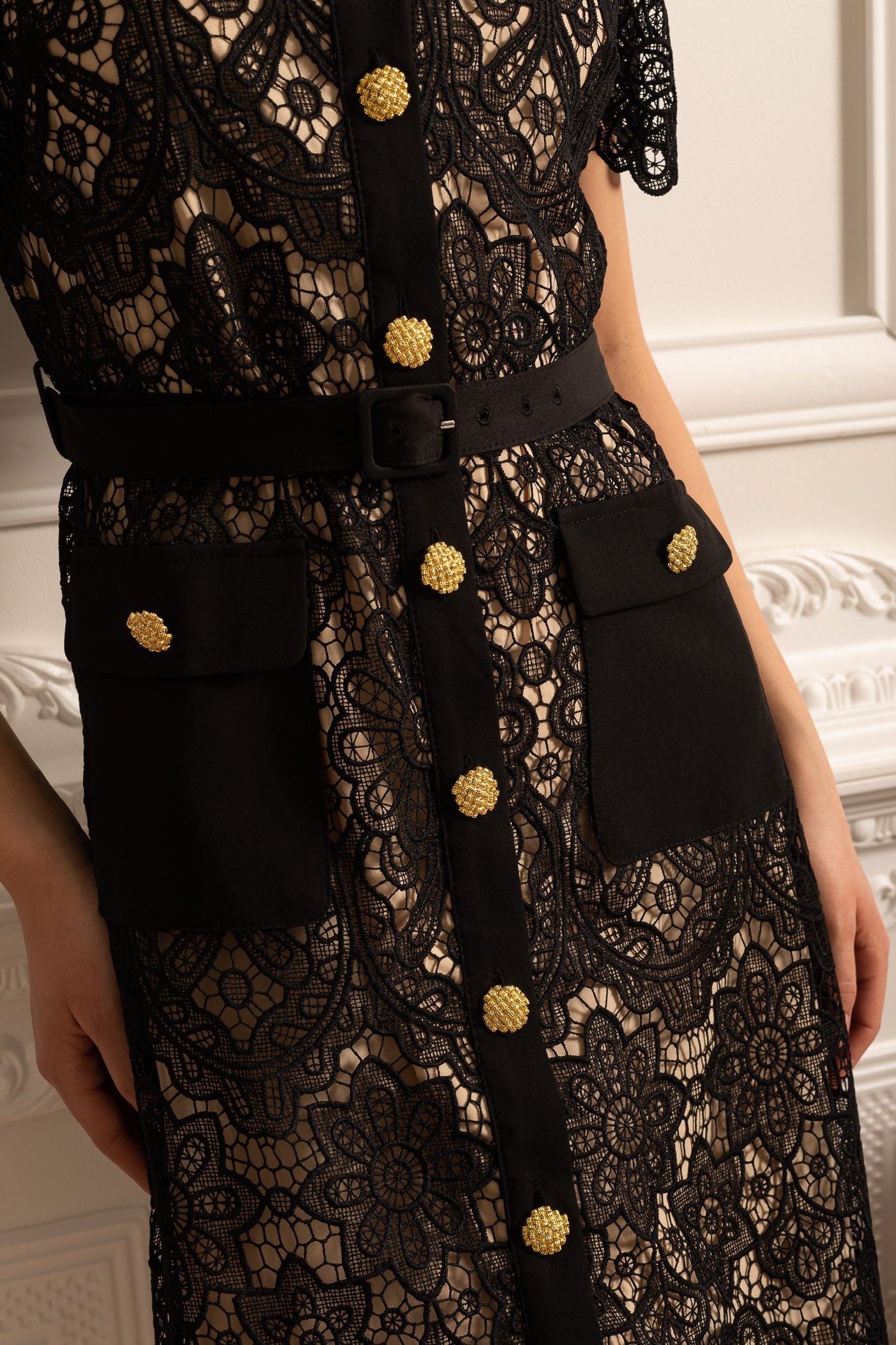 Floral Pattern Lace Dress With Short Sleeves And Contrasting Collar - Black