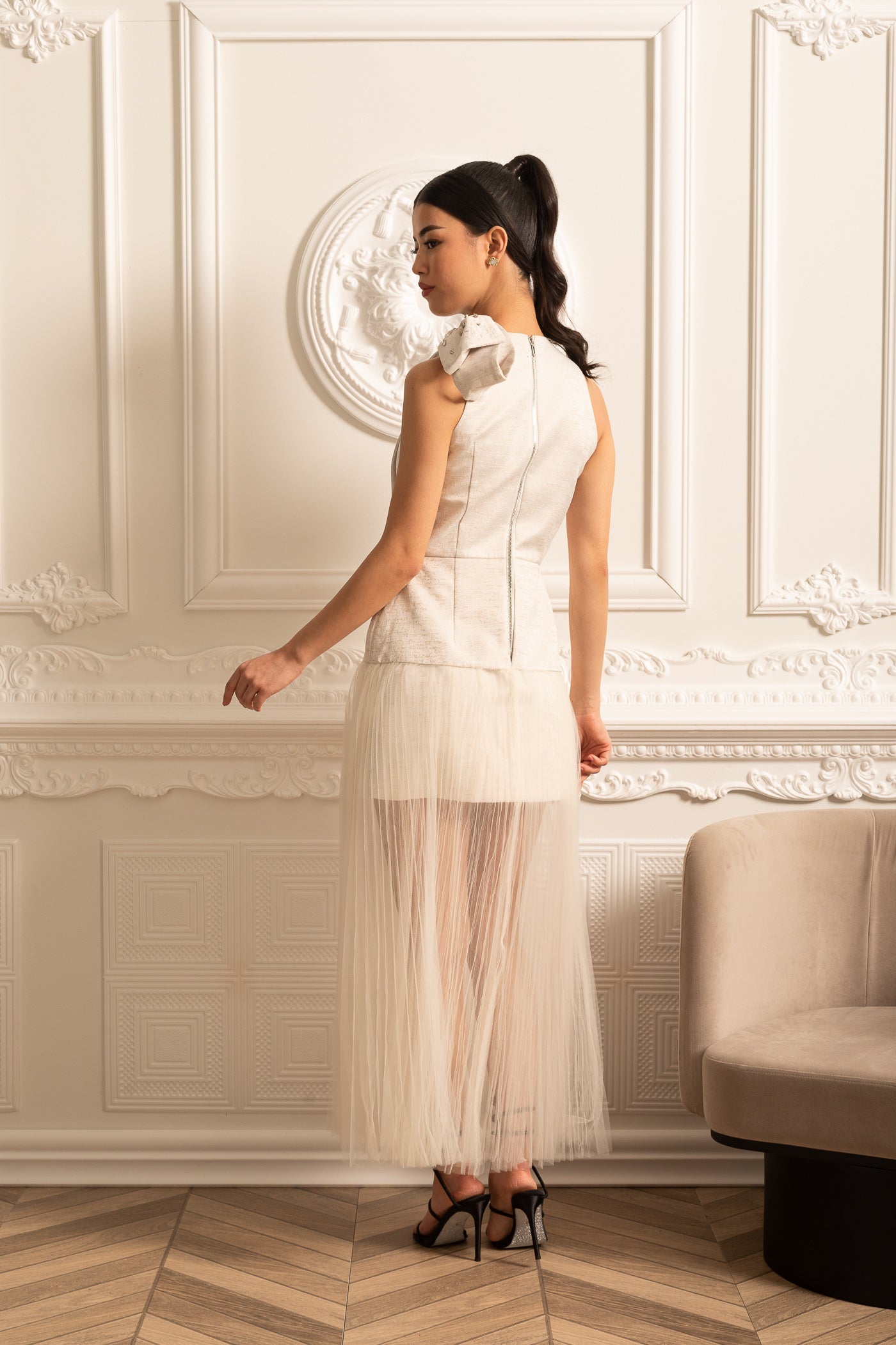 Elegant Dress With Pleated Tulle Skirt, Shoulder Bow And Sparkling Embellishments - Ivoire