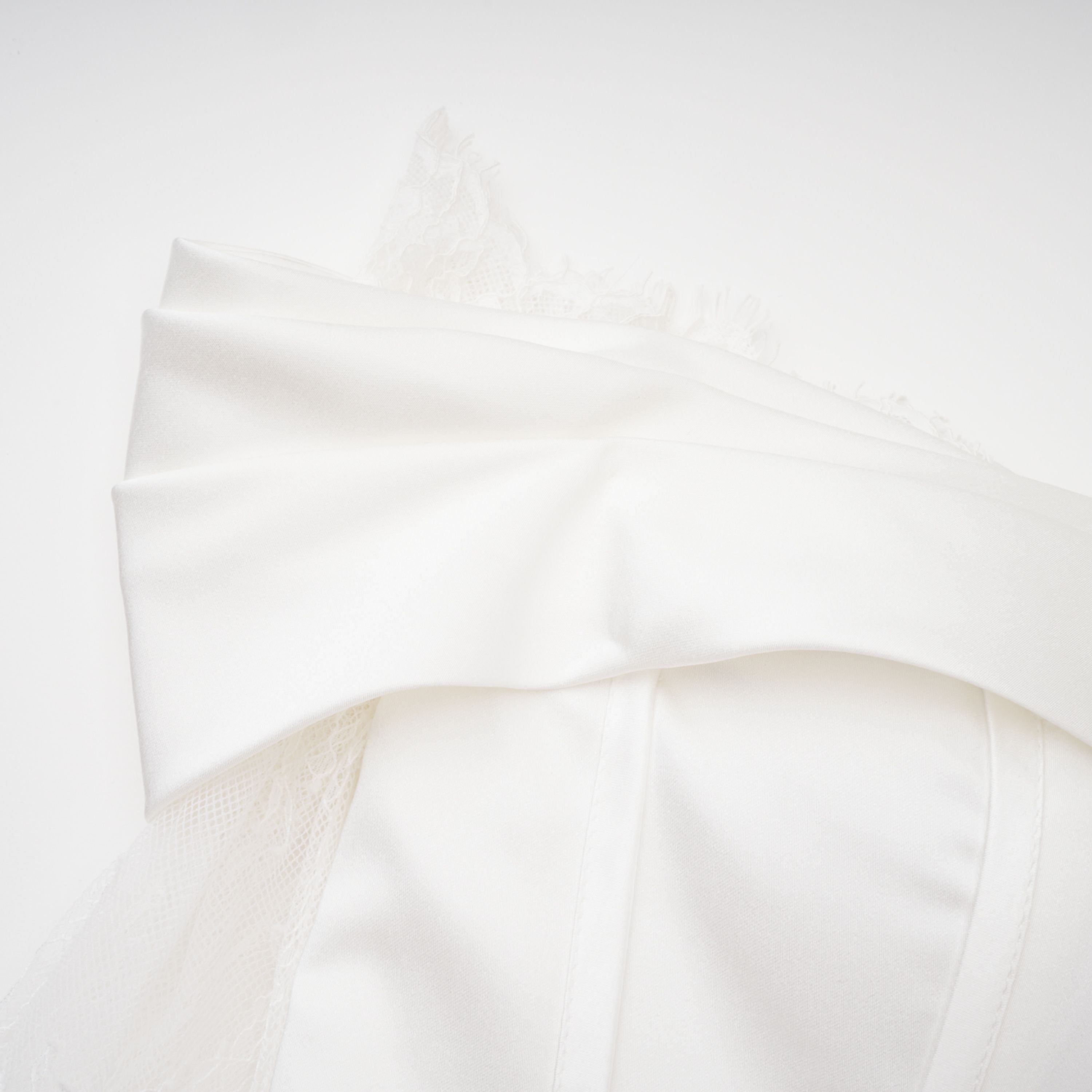 Víctor White Off-Shoulder Lace Panel Maxi Dress