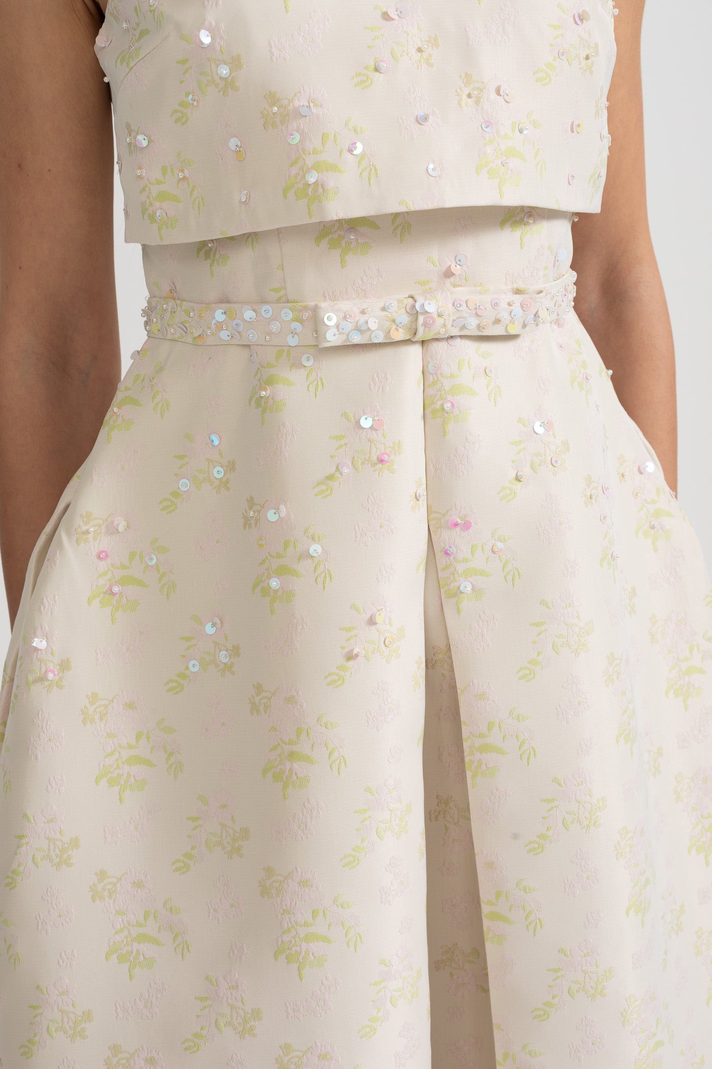 Floral Embroidered Sleeveless Dress With High Neckline And Front Slit - Ivoire