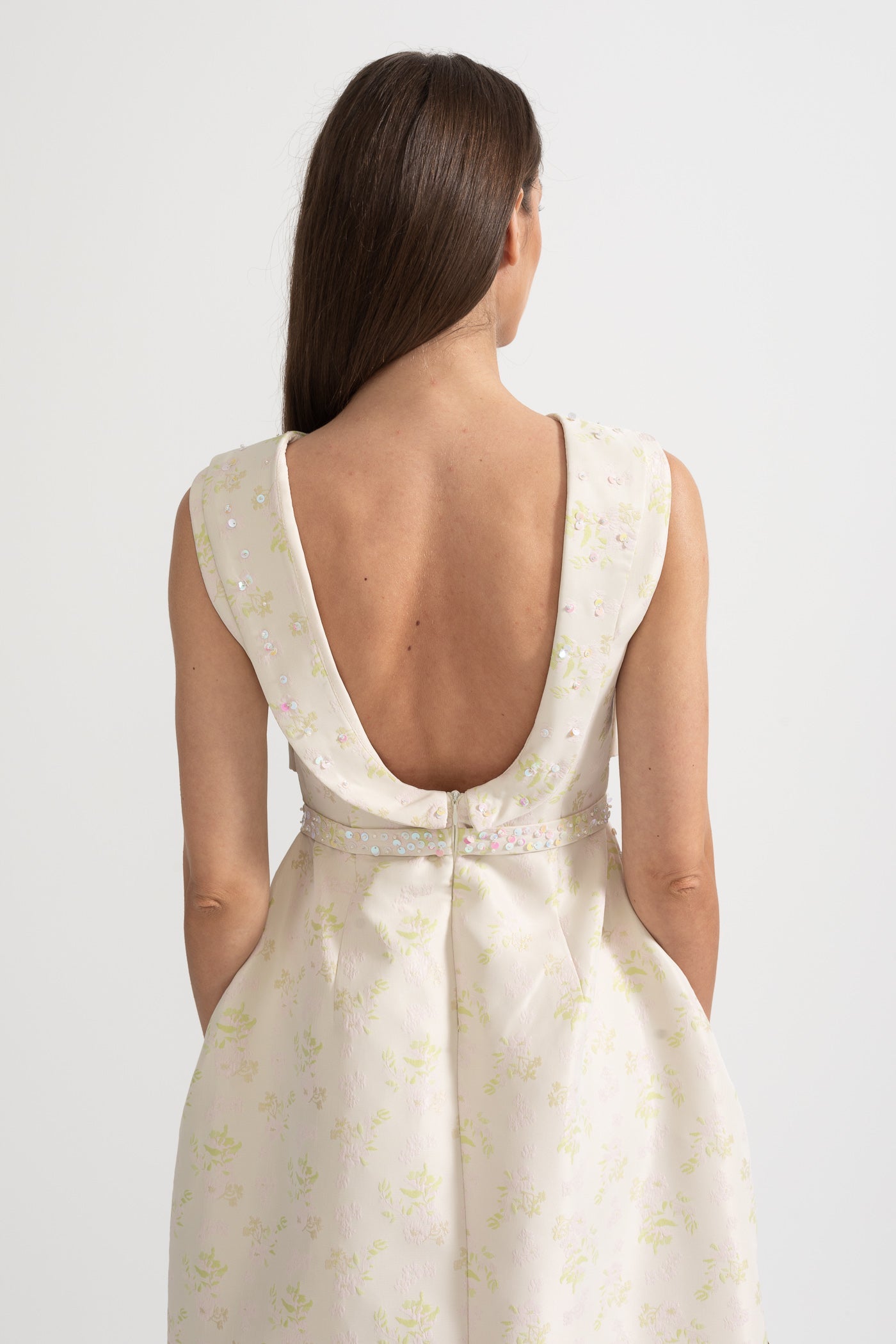 Floral Embroidered Sleeveless Dress With High Neckline And Front Slit - Ivoire