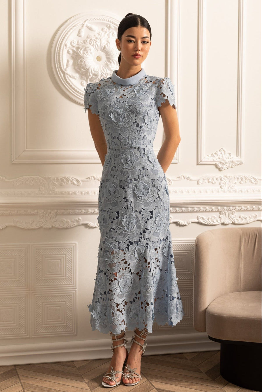 Floral Pattern Lace Dress With High Collar And Midi Skirt - Blue