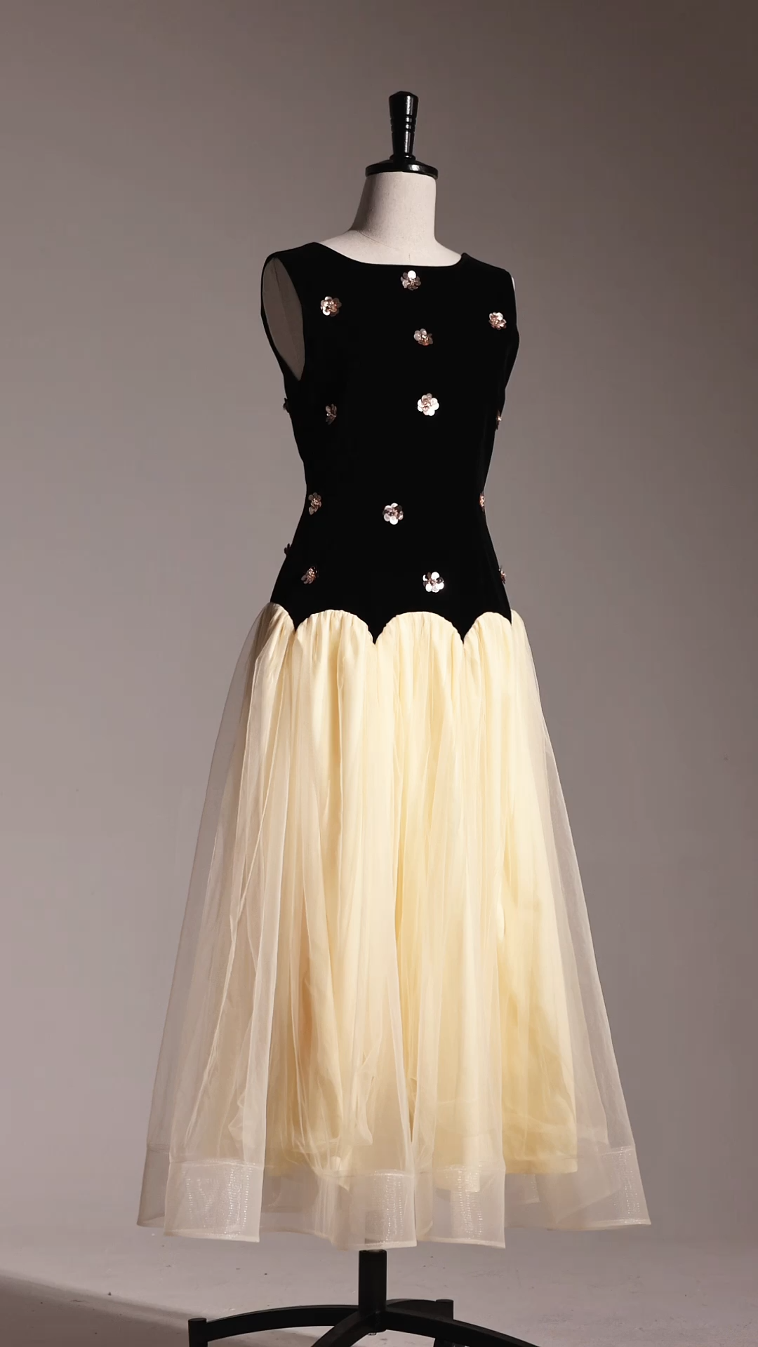 Roto Sleeveless Sequin Flowers Maxi Dress - View 9