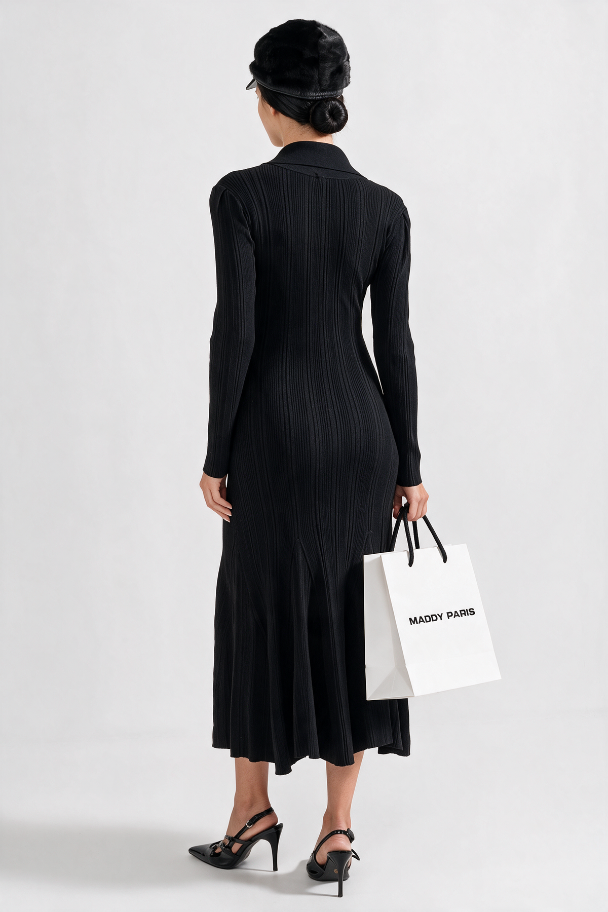Elegant Ribbed Dress With Long Sleeves - Black