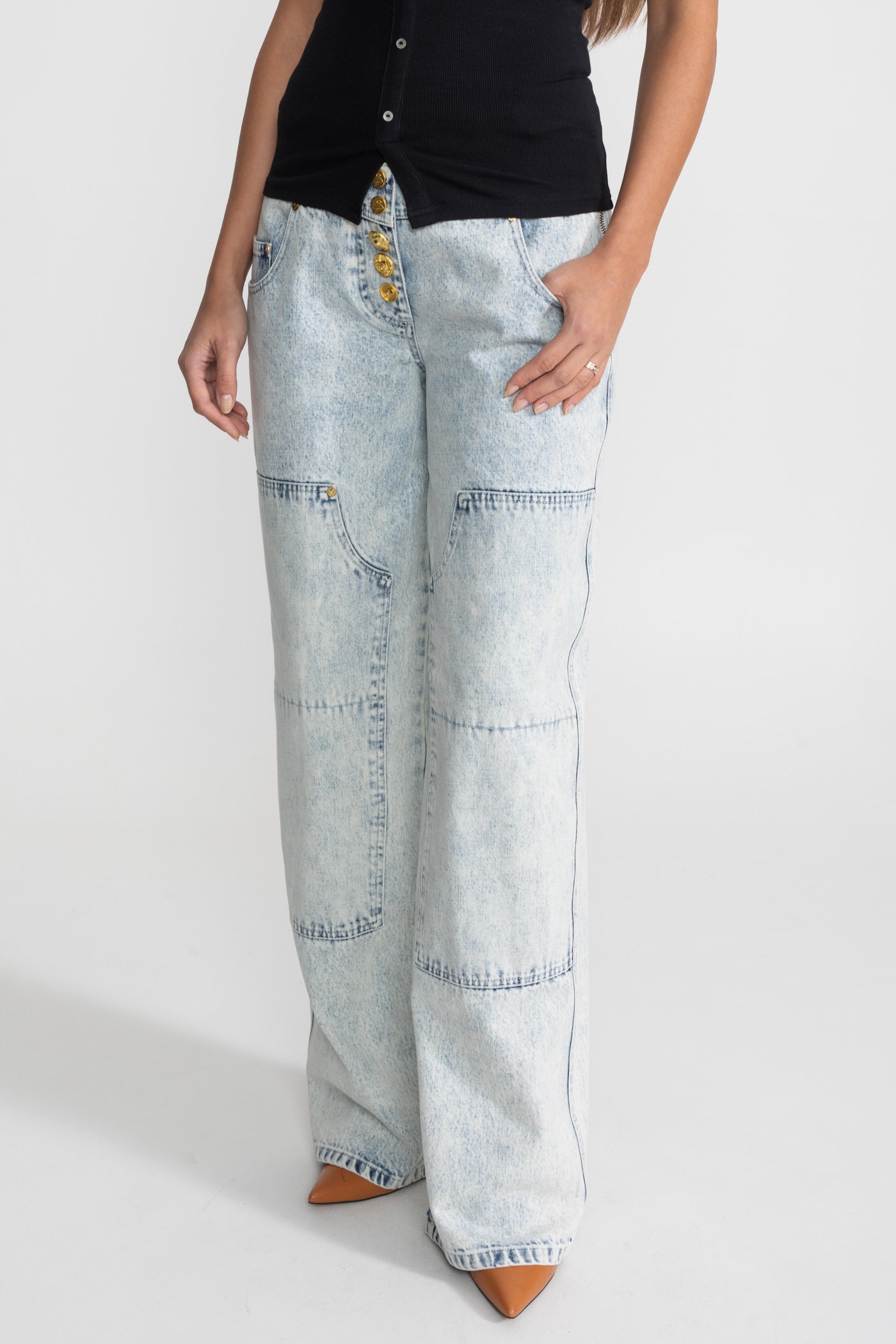 High-Waisted Wide-Leg Jeans with Gold Buttons - Light Blue